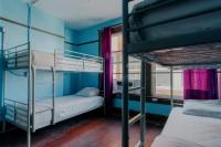 Lucky D&#39;s Youth and Traveler&#39;s Hostel客房内的一张或多张床位