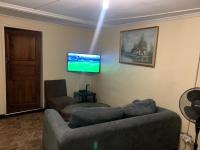 Furnished self catering cottage的电视和/或娱乐中心