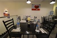 Royal Inn Residence餐厅或其他用餐的地方