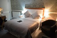 Lauriston &amp; Lawton Court Hotel客房内的一张或多张床位