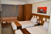 Royal Inn Residence客房内的一张或多张床位