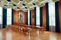 科沙林Stary Koszalin Hostel &amp; Hotel Services的有一张长桌和椅子的会议室