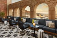 The Plaza Hotel Pioneer Park的休息区