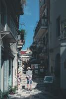 陶尔米纳琼的馈赠住宿加早餐旅馆的几个人走在一条小巷里