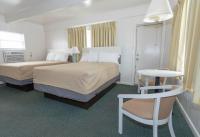 Fish Tales Boardwalk Inn &amp; Ocean Mecca Motel客房内的一张或多张床位