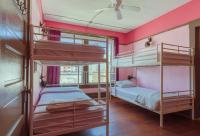 Lucky D&#39;s Youth and Traveler&#39;s Hostel客房内的一张或多张床位