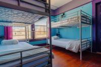 Lucky D&#39;s Youth and Traveler&#39;s Hostel客房内的一张或多张床位