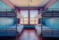 Lucky D&#39;s Youth and Traveler&#39;s Hostel客房内的一张或多张床位