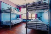 Lucky D&#39;s Youth and Traveler&#39;s Hostel客房内的一张或多张床位