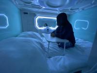 Space Night Capsule Hostel客房内的一张或多张床位