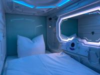 Space Night Capsule Hostel客房内的一张或多张床位