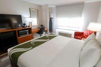 Quality Inn Miami Airport - Doral客房内的一张或多张床位