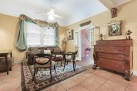 Historic Inn in the Marigny, blocks to French Quarter的休息区