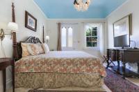 Historic Inn in the Marigny, blocks to French Quarter客房内的一张或多张床位