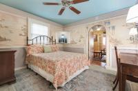 Historic Inn in the Marigny, blocks to French Quarter客房内的一张或多张床位