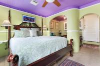 Historic Inn in the Marigny, blocks to French Quarter客房内的一张或多张床位