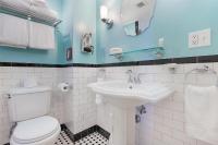 Historic Inn in the Marigny, blocks to French Quarter的一间浴室