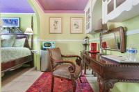 Historic Inn in the Marigny, blocks to French Quarter客房内的一张或多张床位