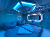 Space Night Capsule Hostel的休息区