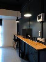 Blu Monkey Hub & Hotel Surat Thani的厨房或小厨房