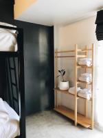 Blu Monkey Hub & Hotel Surat Thani客房内的一张或多张床位