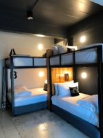 Blu Monkey Hub & Hotel Surat Thani客房内的一张或多张床位