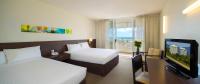 Cairns Harbourside Hotel客房内的一张或多张床位