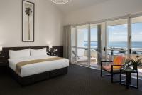 Cairns Harbourside Hotel客房内的一张或多张床位