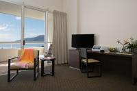 Cairns Harbourside Hotel的电视和/或娱乐中心