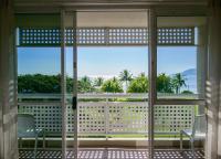 Cairns Harbourside Hotel的阳台或露台