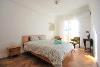 尼斯Les Gérardines by EnjoyNice, 3-room with Airco and balcony的卧室里有一张床，床上有一只泰迪熊