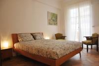 尼斯Les Gérardines by EnjoyNice, 3-room with Airco and balcony的一间卧室，有一张床、两把椅子和一扇窗户