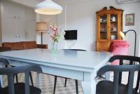 尼斯Les Gérardines by EnjoyNice, 3-room with Airco and balcony的白色的餐桌,配有椅子和花瓶