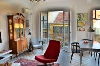 尼斯Les Gérardines by EnjoyNice, 3-room with Airco and balcony的客厅里有一把红色的椅子和一张桌子
