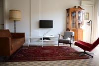 Les Gérardines by EnjoyNice, 3-room with Airco and balcony的电视和&#47;或娱乐中心
