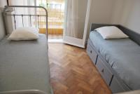 尼斯Les Gérardines by EnjoyNice, 3-room with Airco and balcony的一间带窗户的小房间里有两张床