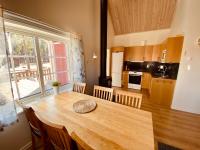 Falun Strandby Främby Udde的厨房或小厨房