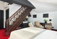 King Kresimir Heritage Hotel的电视和&#47;或娱乐中心