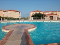 乐巴凯尔斯Villa 6 couchages spa privatif, accès direct mer, piscine的蓝色海水游泳池以及建筑