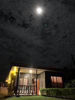 福尔图纳Cabaña El Monasterio的夜晚的房子，天空中挂着月亮