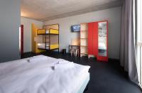 MEININGER Hotel Bordeaux Gare Saint-Jean客房内的一张或多张床位