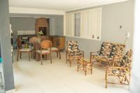 帕拉蒂Hostel Morada do sol Paraty的带桌椅的房间和厨房