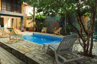 帕拉蒂Hostel Morada do sol Paraty的带椅子和桌子的游泳池