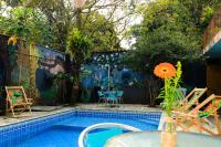 帕拉蒂Hostel Morada do sol Paraty的后院设有带桌椅的游泳池