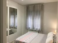 Apartamento estilo nórdico en Malasaña (Madrid Centro)客房内的一张或多张床位