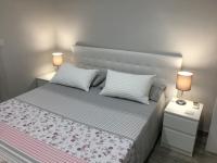 Apartamento estilo nórdico en Malasaña (Madrid Centro)客房内的一张或多张床位