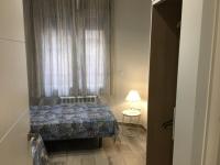 Apartamento estilo nórdico en Malasaña (Madrid Centro)客房内的一张或多张床位