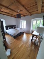 VilligenHotel zum Hirschen的带床和木地板的卧室