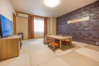 Tabino Hotel lit Matsumoto Milky white Onsen的电视和/或娱乐中心