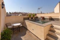 Casa de la Moneda Residences Sevilla的阳台或露台